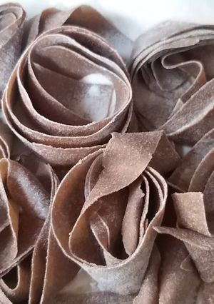 Una foto de Pappardelle de harina integral y vino tinto