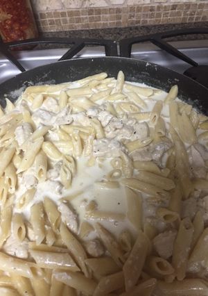 A picture of Chicken Alfredo.