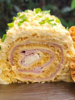 Una foto de 🍥 Arrollado agridulce de jamón y queso con centro de queso brie - Pionono casero 🍥