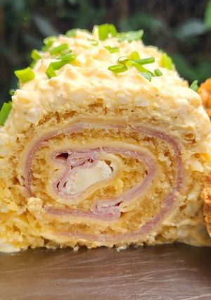 Una foto de 🍥 Arrollado agridulce de jamón y queso con centro de queso brie - Pionono casero 🍥