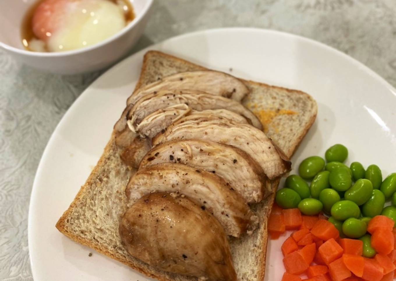 Roasted chicken breast sandwich