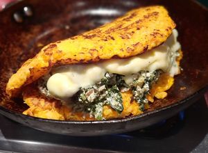 Una foto de Omelette anaranjado relleno de verde y blanco 😋