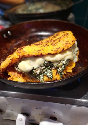 Una foto de Omelette anaranjado relleno de verde y blanco 😋