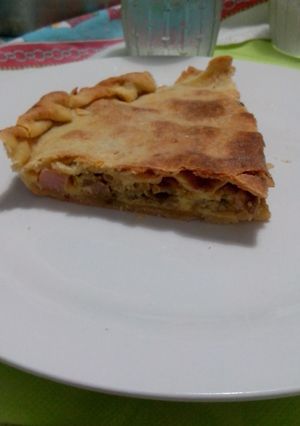 Una foto de Tarta de panceta, puerros y cebolla de verdeo con masa casera