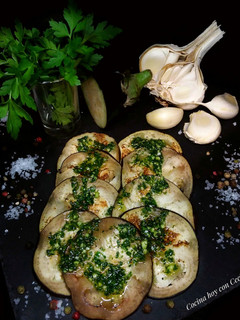 Una foto de Berenjenas a la plancha con aliño de ajo, perejil y aceite de oliva