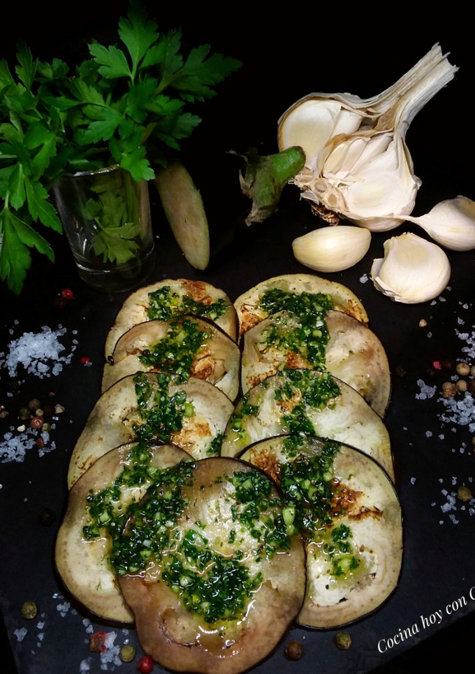 Una foto de Berenjenas a la plancha con aliño de ajo, perejil y aceite de oliva