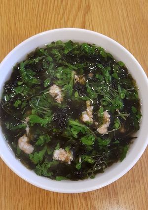 Hình của món Canh tầng ô (cải cúc) rong biển nấu tôm.