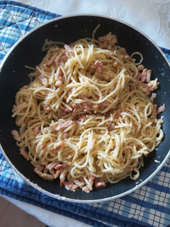 Una foto de Spaghetti con queso y bacon
