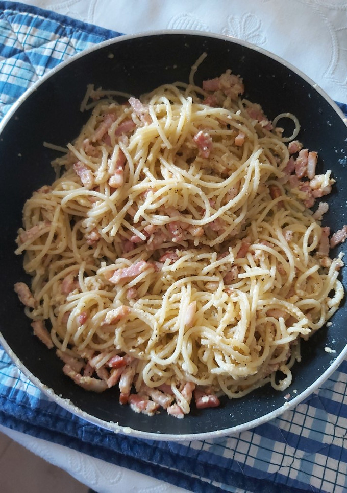 Una foto de Spaghetti con queso y bacon
