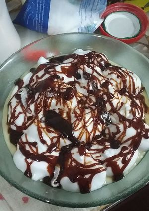 Una foto de Crema con merengue y caramelo "Postre"