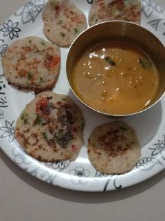 ભાત સોજીના મિક્સ વેજીટેબલ મીની ઉત્તપમ (Rice Semolina Mix Uttapam Recipe In Gujarati) રેસીપી મુખ્ય ફોટો