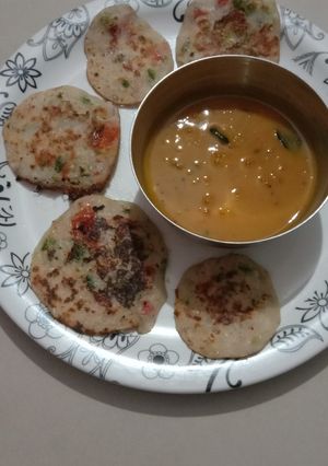 ભાત સોજીના મિક્સ વેજીટેબલ મીની ઉત્તપમ (Rice Semolina Mix Uttapam Recipe In Gujarati) રેસીપી મુખ્ય ફોટો