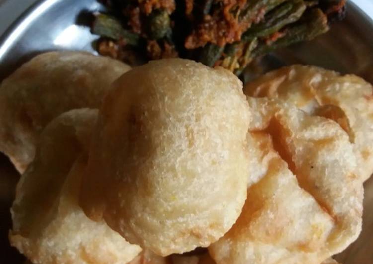 Lentil kachori with spicy lady fingers