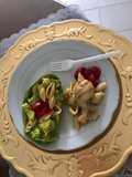 Entrada de aguacate con caracoles y mini muslo