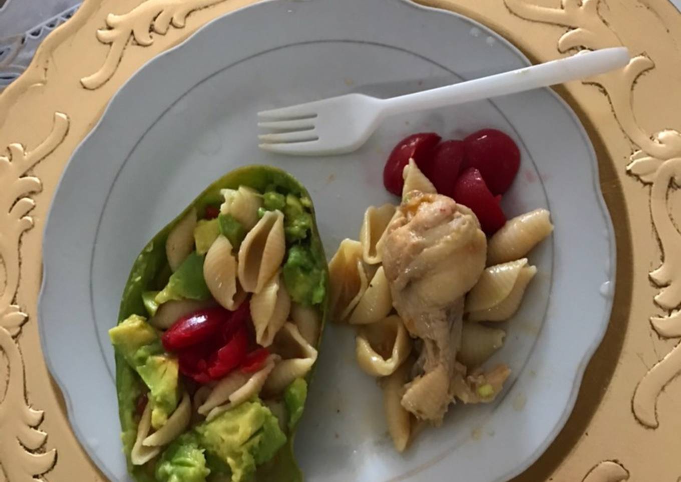 Entrada de aguacate con caracoles y mini muslo