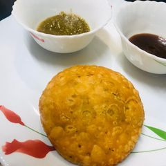 A picture of Rajasthani Khasta kachori.