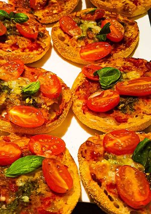 Pizzabrötchen Tomate-Mozzarella Rezepthauptbild