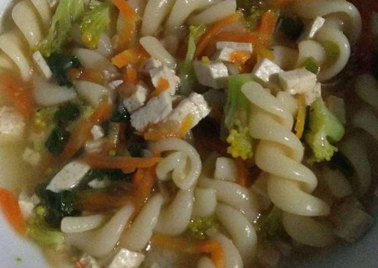 Bagaimana Membuat Sup macaroni, brokoli, tahu yang Enak Banget