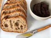 Une photo de tapenade noire