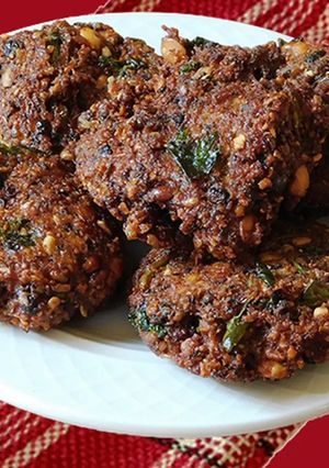 A picture of Pancha vada (deep fried lentil patties).