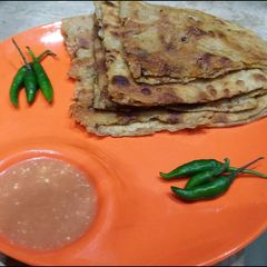 A picture of Aloo ka masalay dar paratha 😋🌶🍅.