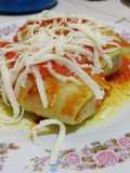 Rollos de repollo rellenos con pollo y champiñones saludables.