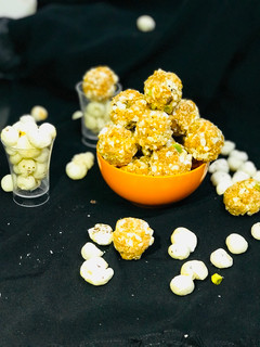 મખાણા લાડુ(Makhana ladoo recipe in Gujarati) રેસીપી મુખ્ય ફોટો