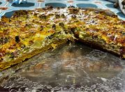 Una foto de tarta de brocoli y panceta