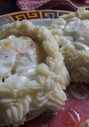 Una foto de Hamburguesa con puré y huevo frito
