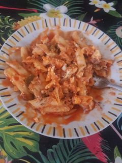 Una foto de Macarrones con pimiento huevo duro y atún