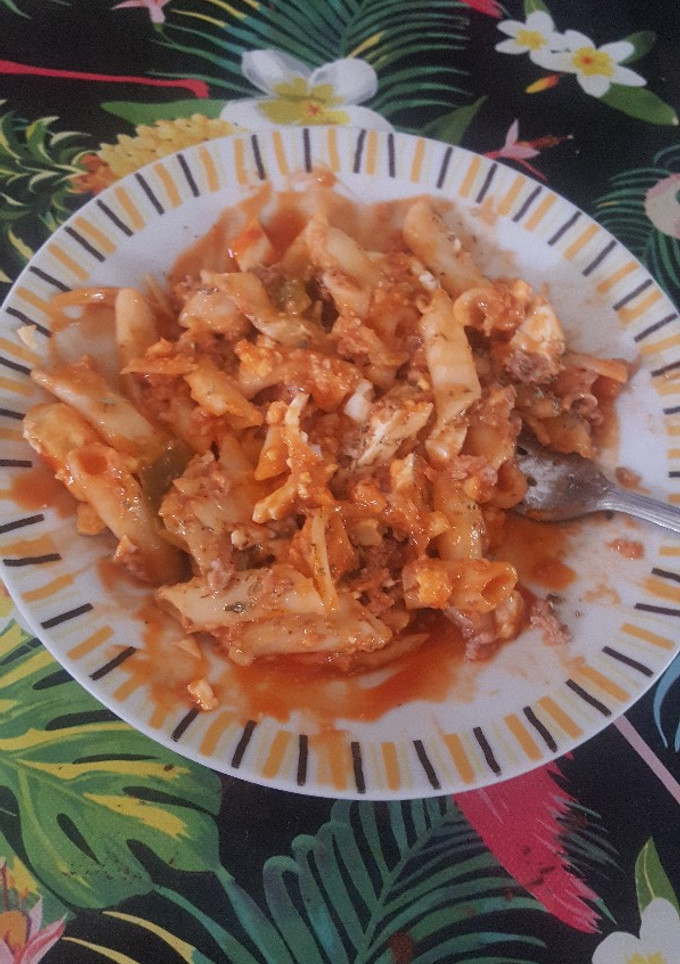 Una foto de Macarrones con pimiento huevo duro y atún
