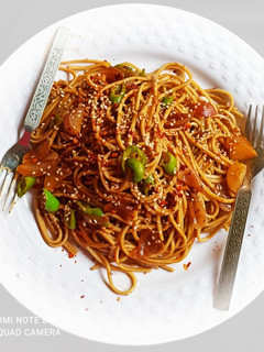 स्पाइसी नूडल्स (spicy noodles recipe in Hindi) रेसिपी मुख्य फोटो