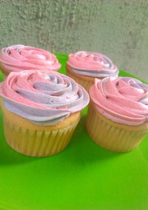 A picture of Vanilla cup cake with butter icing.