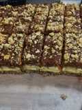 Prăjitură cu nucă, caramel, pișcoturi, cocos și cremă de vanilie