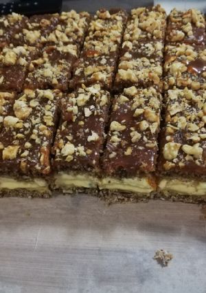 O poză a rețetei Prăjitură cu nucă, caramel, pișcoturi, cocos și cremă de vanilie.
