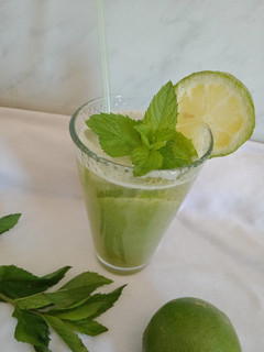 صورة لوصفة عصير الليمون والنعناع المنعش 🍋🌿
