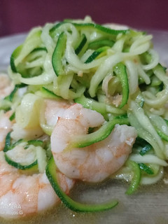 Una foto de Fideos de calabacín con gambas al ajillo