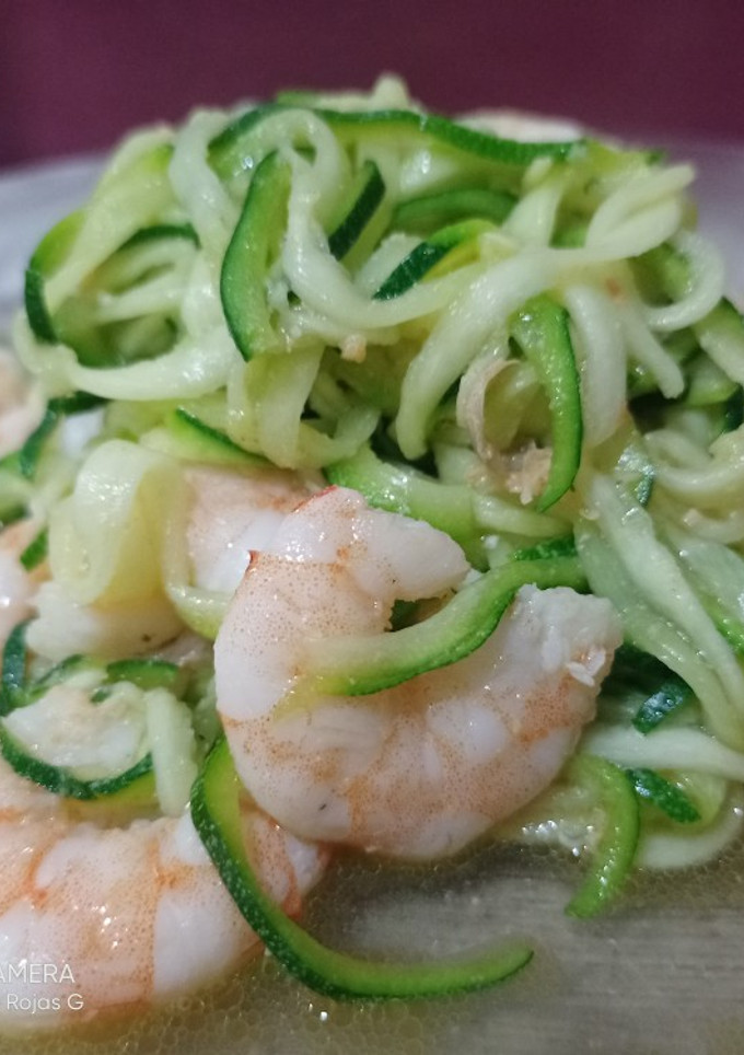 Una foto de Fideos de calabacín con gambas al ajillo