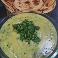 A picture of Besan Curry with Bhakhri.