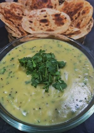 A picture of Besan Curry with Bhakhri.