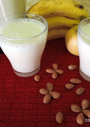 صورة لوصفة عصير الموز و اللوز والتفاح 😋