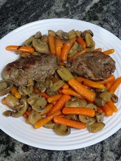 Una foto de Carrilleras con verduras al vino blanco