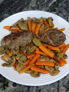 Una foto de Carrilleras con verduras al vino blanco