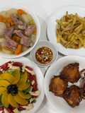 Cơm nhà với má đùi gà nướng ngũ vị, canh sườn củ cải cà rốt, salad đào việt quất, khoai tây chiên