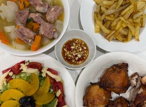 Hình của món Cơm nhà với má đùi gà nướng ngũ vị, canh sườn củ cải cà rốt, salad đào việt quất, khoai tây chiên.