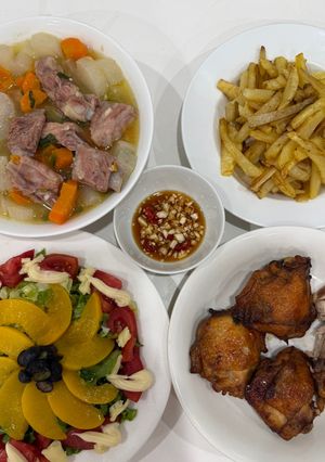 Hình của món Cơm nhà với má đùi gà nướng ngũ vị, canh sườn củ cải cà rốt, salad đào việt quất, khoai tây chiên.
