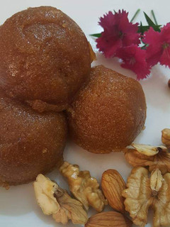 A picture of Rava Halwa karachi style.