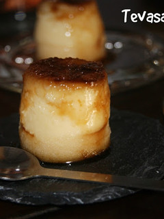 Una foto de Flan de almendras y galletas