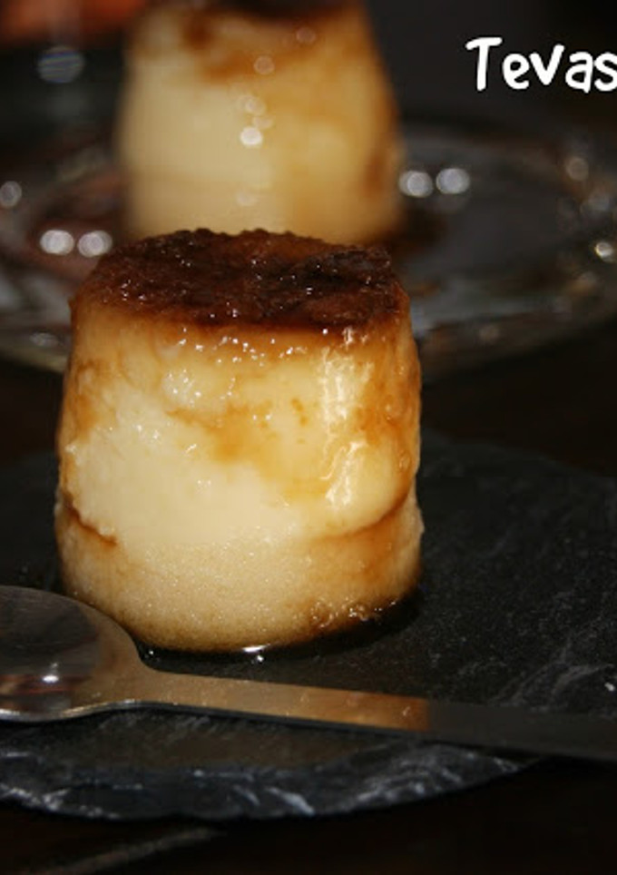 Una foto de Flan de almendras y galletas