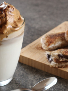 Una foto de ⭐Café dalgona y empanadillas de chocolate / Recetas virales Tik Tok⭐